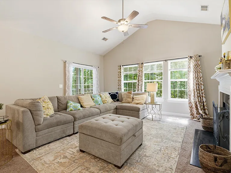 407 S Elgin Ct — Photo 4