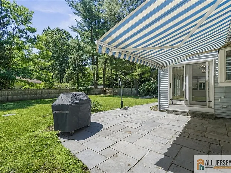 16 Phyllis Pl — Photo 34