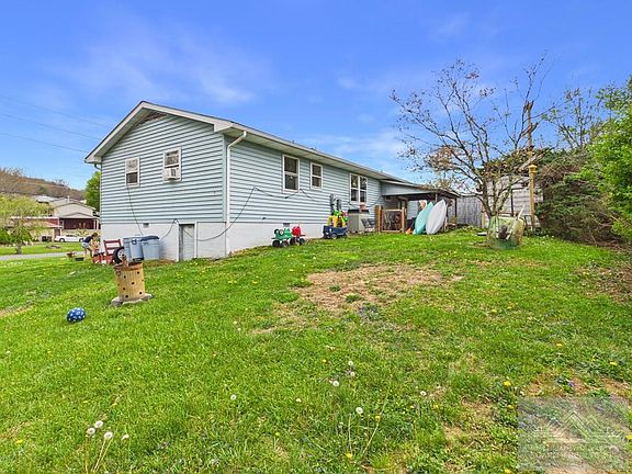 4th image of 204 Rock House Rd
