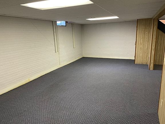 4th image of 105 Linn St