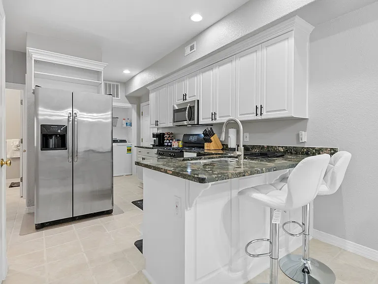 1401 W 40th St — Photo 5