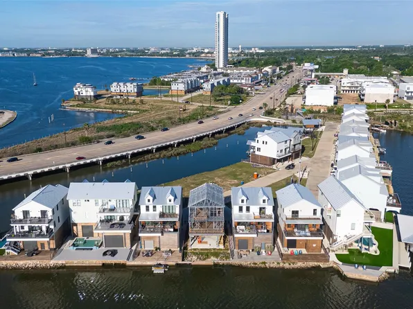 43 Commander Runco Ln, Seabrook, TX 77586