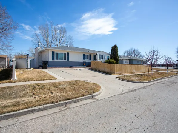 406 17th Ave W, Williston, ND 58801