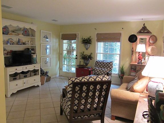 3rd image of 104 Demere Oaks Cir