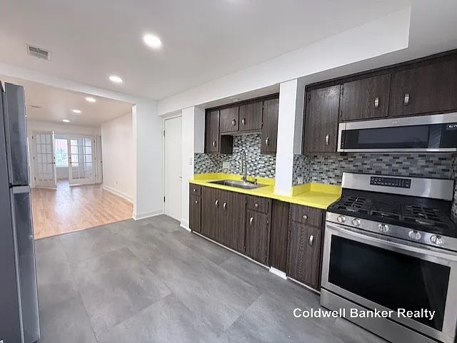233 W Cermak Rd #2 — Photo 5