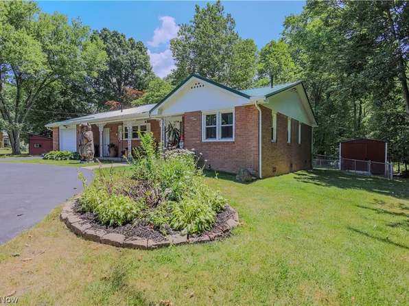 6330 Valkyrie St NE, East Canton, OH 44730