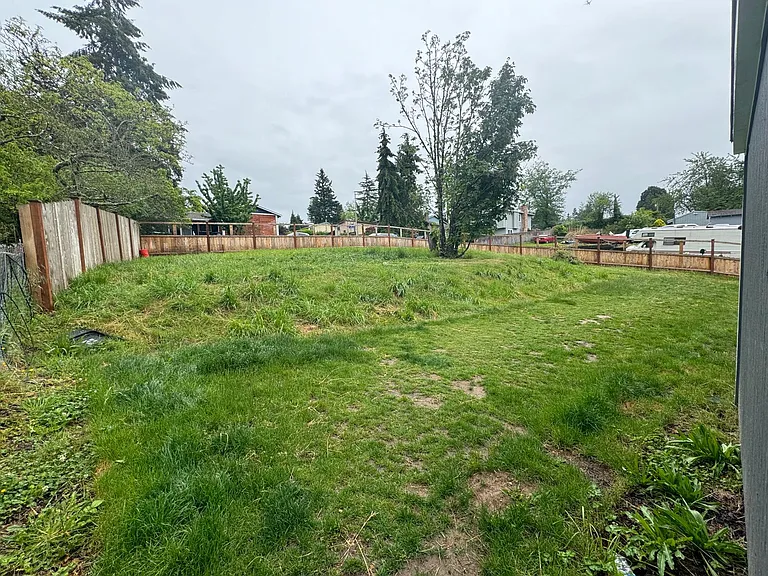 Fully fenced yars