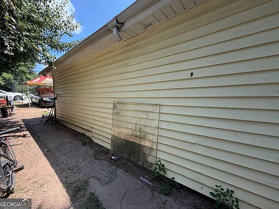3rd image of 111 W Mimosa Dr