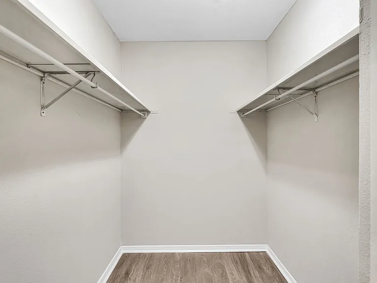 Sunlake Apartments — Photo 13