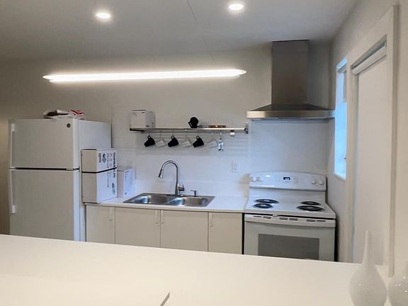 3rd image of 1384 NE 105th St