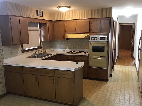 5th image of 387 Jeffery Ave