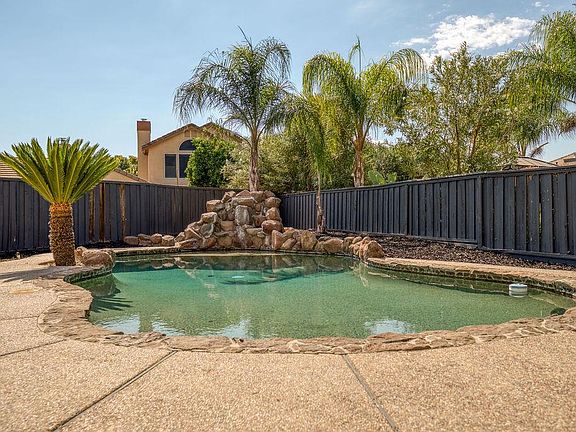 4th image of 1555 Henderson Ct