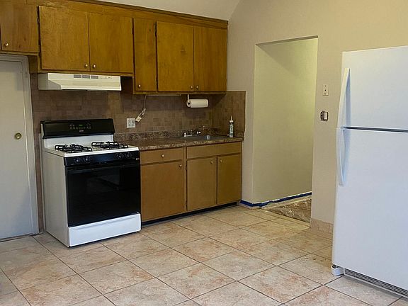 3rd image of 1651 Bayview Ave #2