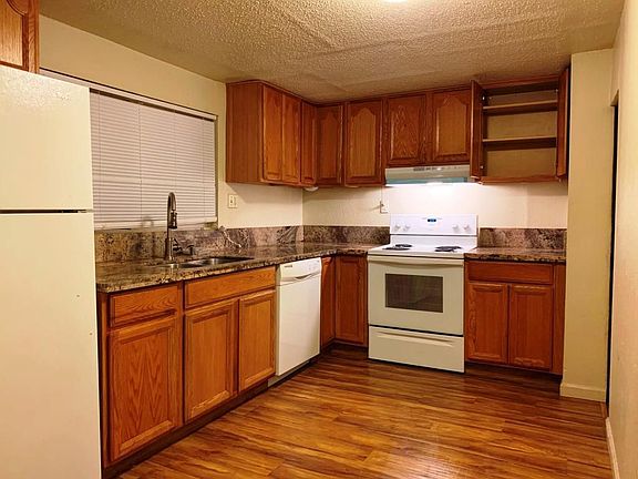 3rd image of 2239 Fairfield St #C