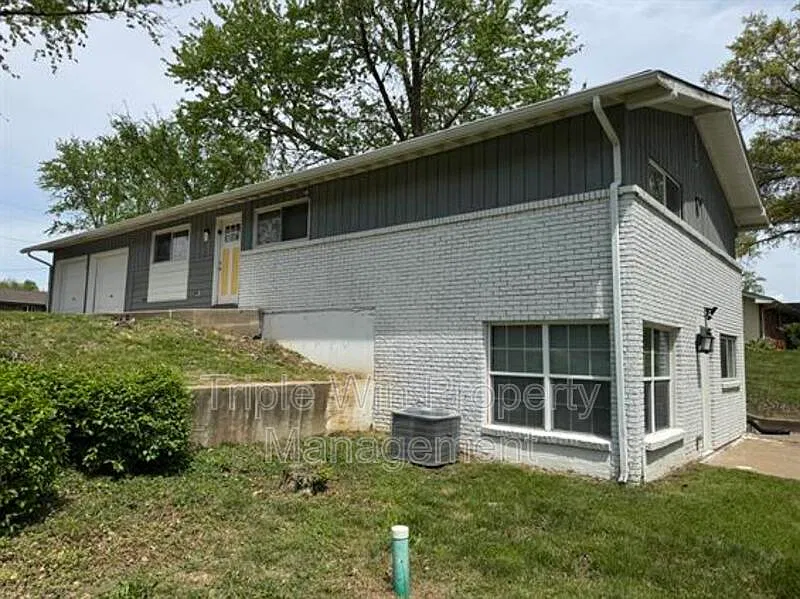 4 bed, 3.0 bath, 2112 sqft, $2,560 — Photo 4