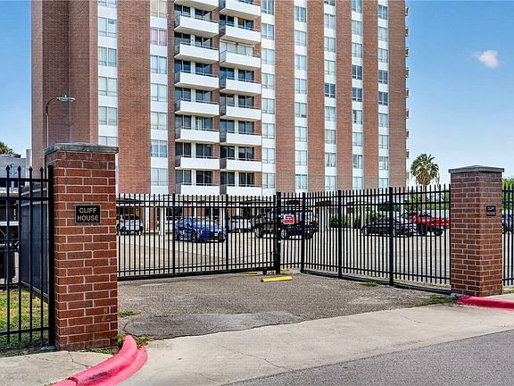 3rd image of 715 S Upper Broadway St APT 302