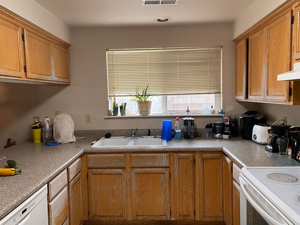 2nd image of 635 SW Larch Rd