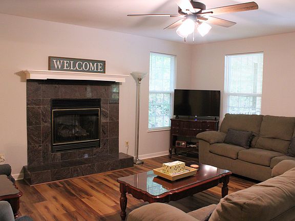 4th image of 102 Mecklenburg Cir
