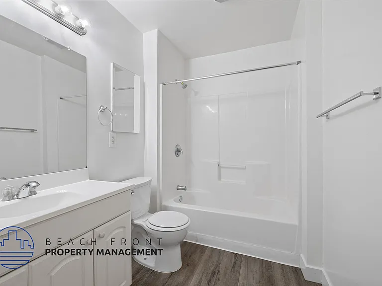 805 E 7th St — Photo 11