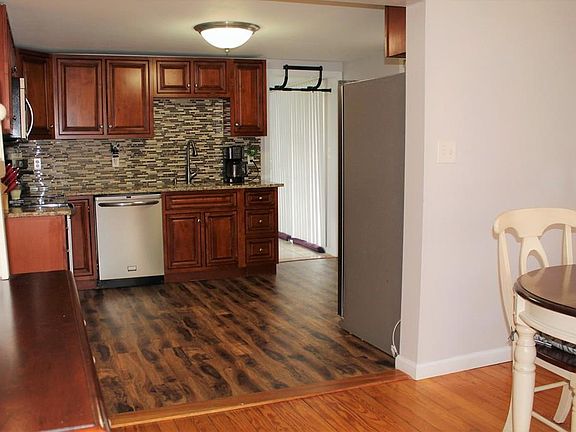 3rd image of 1622 Old Pleasant St
