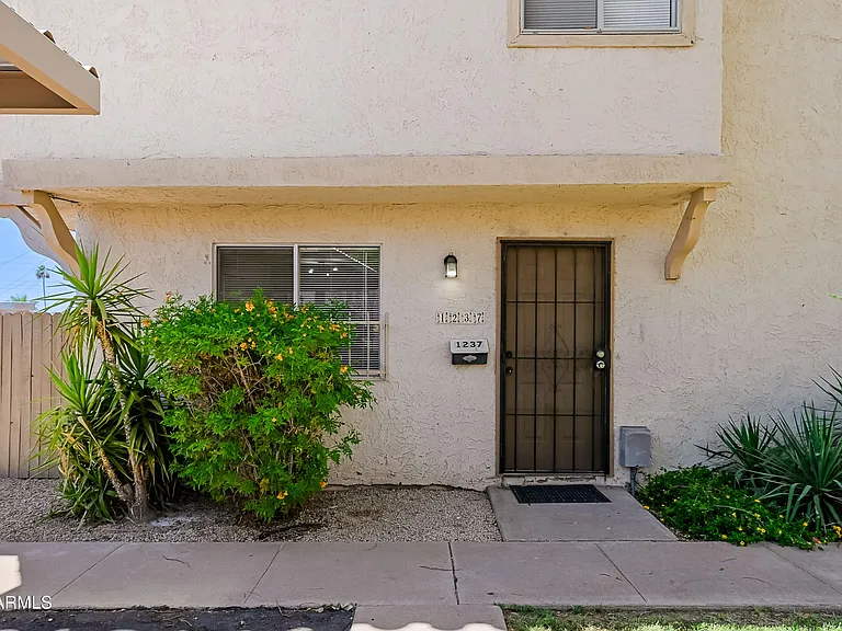 1237 E Lawrence Ln — Photo 19