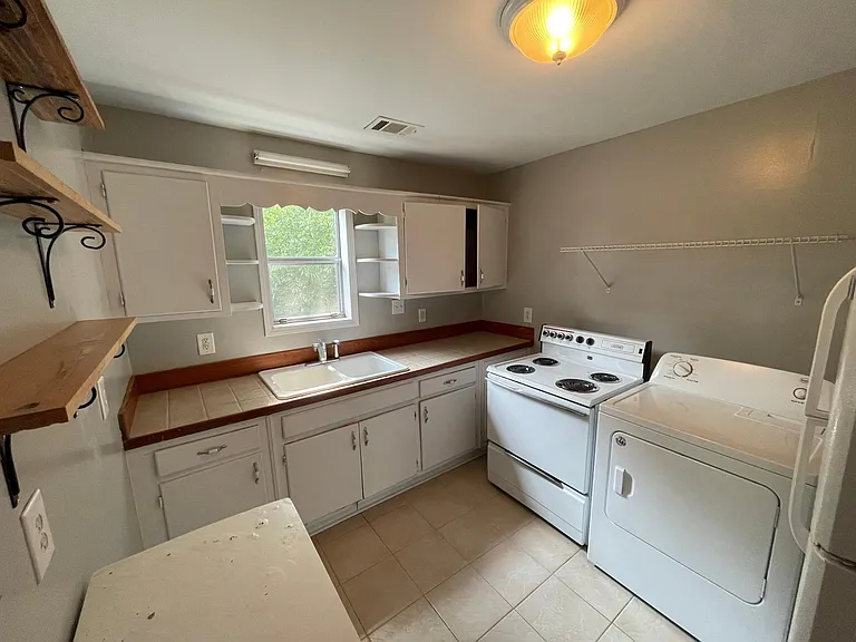 552 Pulaski St — Photo 56