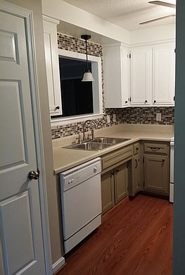 kitchen w/ pantry