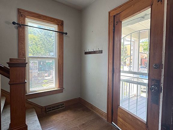 4th image of 704 W Summit Ave
