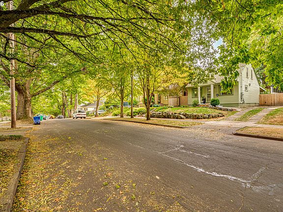 3rd image of 2543 NE 12th Ave
