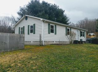 121 Mitchell Ln, Mount Hope, WV 25880