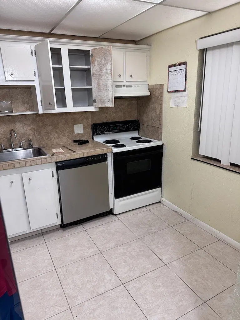 2 bed, 930 sqft, $1,990 — Photo 2