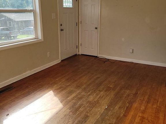 5th image of 935 Hall Dr
