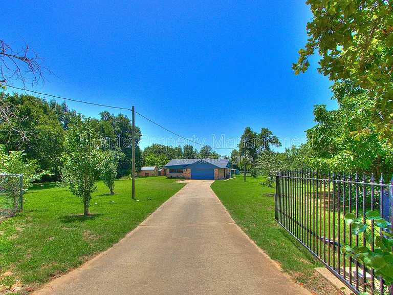 18916 Dave Dr — Photo 34
