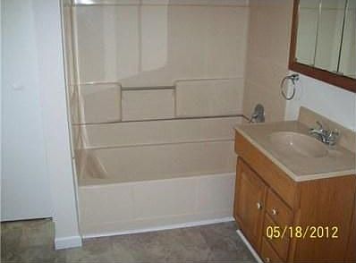 5th image of 60 Pleasant St