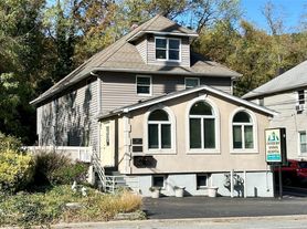 64 Pine Hollow Rd, Oyster Bay, NY