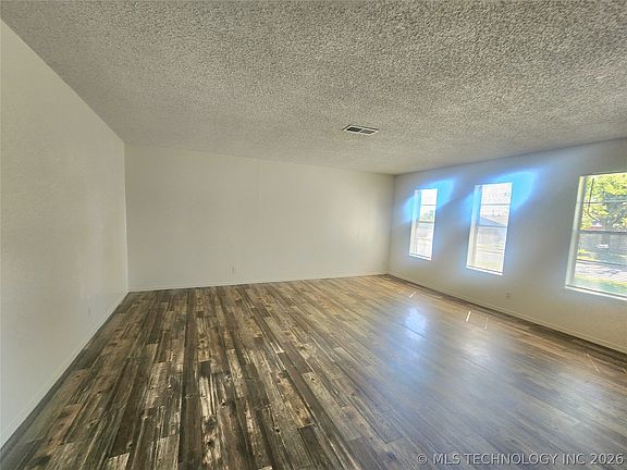 2nd image of 122 W Kent St