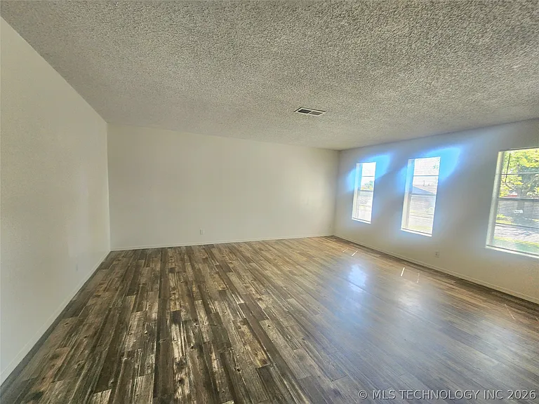 122 W Kent St — Photo 2
