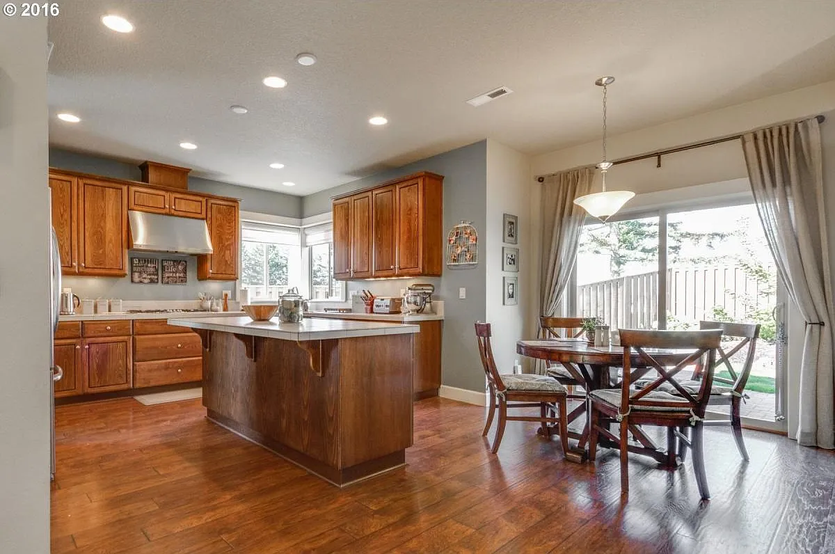 4 bed, 2.5 bath, 2804 sqft, $3,700 — Photo 3