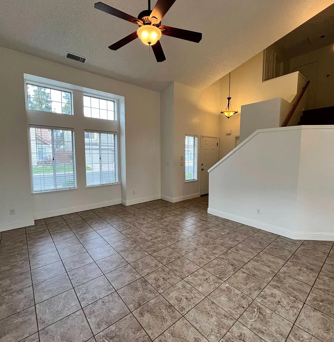 3 bed, 1396 sqft, $2,300 — Photo 4