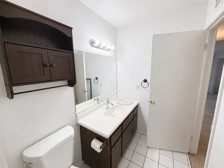 2931 E Beck Ln — Photo 7
