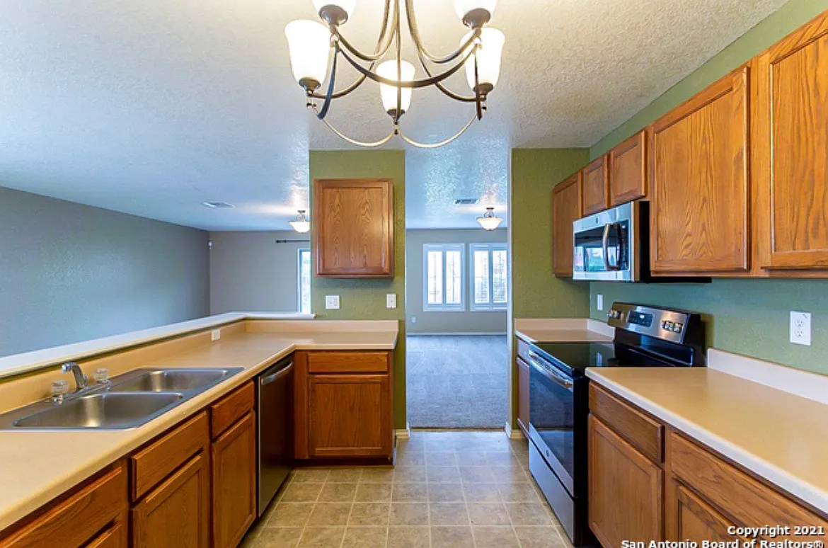 3 bed, 2.5 bath, 3201 sqft, $950 — Photo 3