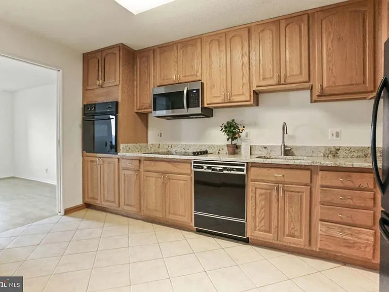 8370 Greensboro Dr #1010 — Photo 6