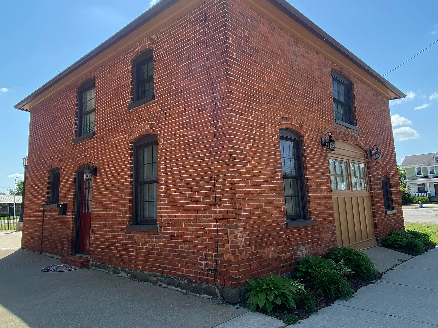 2 bed, 1.5 bath, 2000 sqft, $1,600 — Photo 1