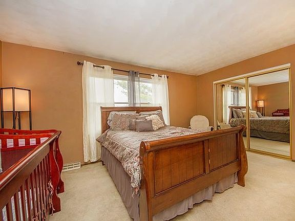 LARGE BEDROOM