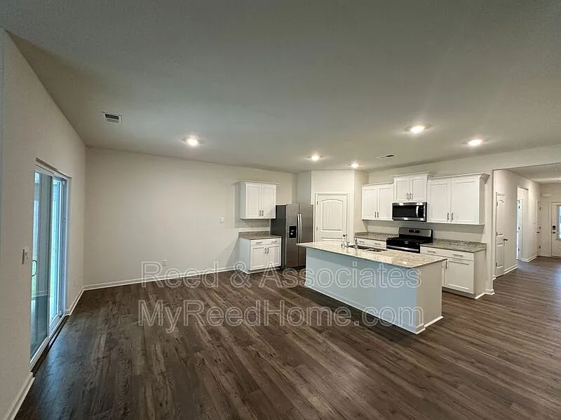 4 bed, 2.0 bath, 1796 sqft, $2,100 — Photo 3