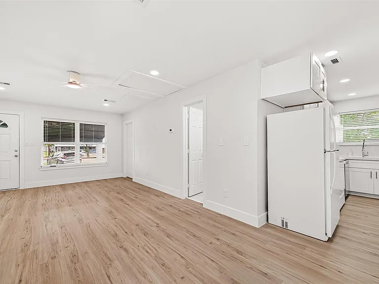 6615 W Montgomery Rd — Photo 9