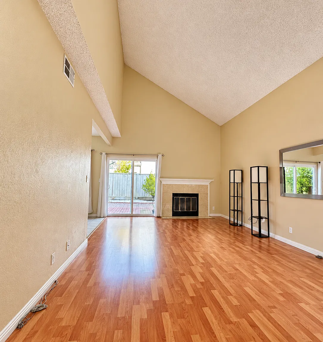 3 bed, 2.5 bath, 1451 sqft, $4,300 — Photo 4