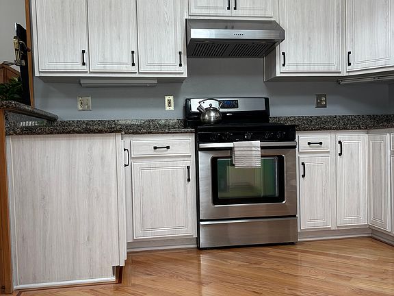 3rd image of 450 Bernstein Dr