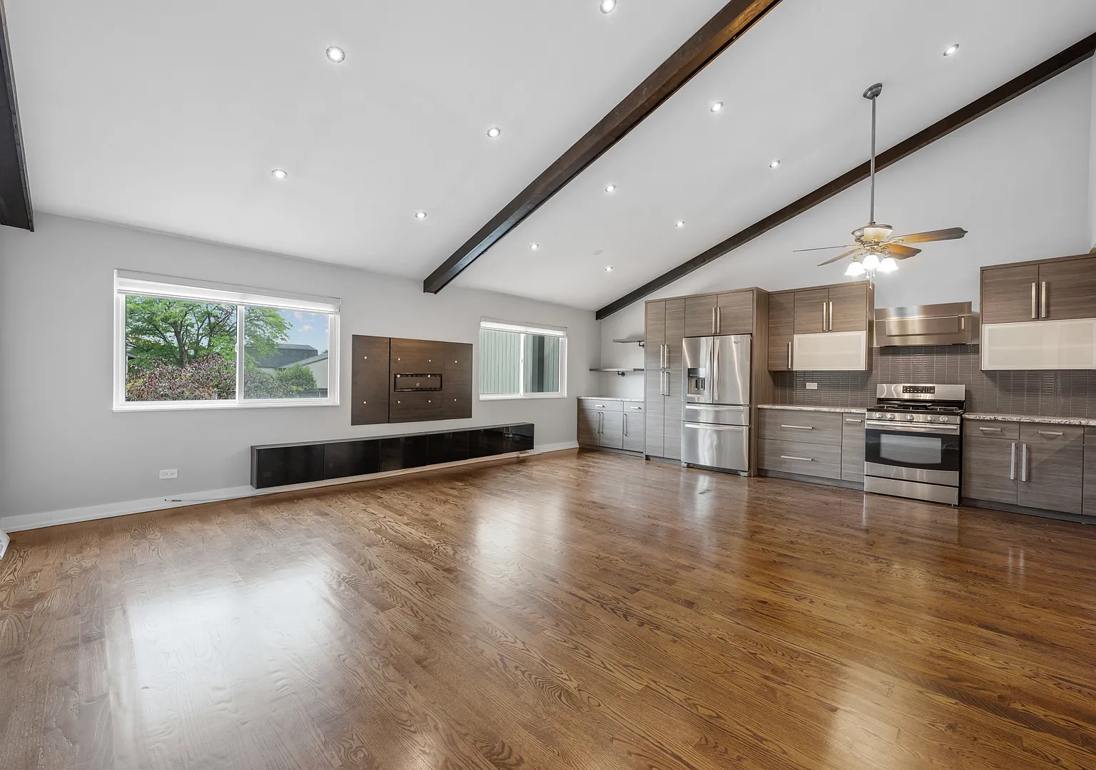 3 bed, 1.5 bath, 1421 sqft, $2,750 — Photo 4