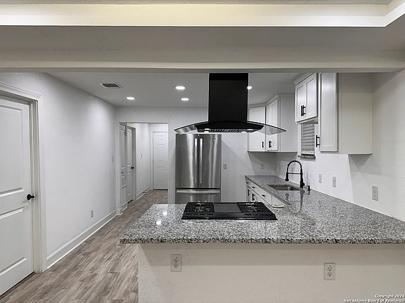 5th image of 2218 Leal St